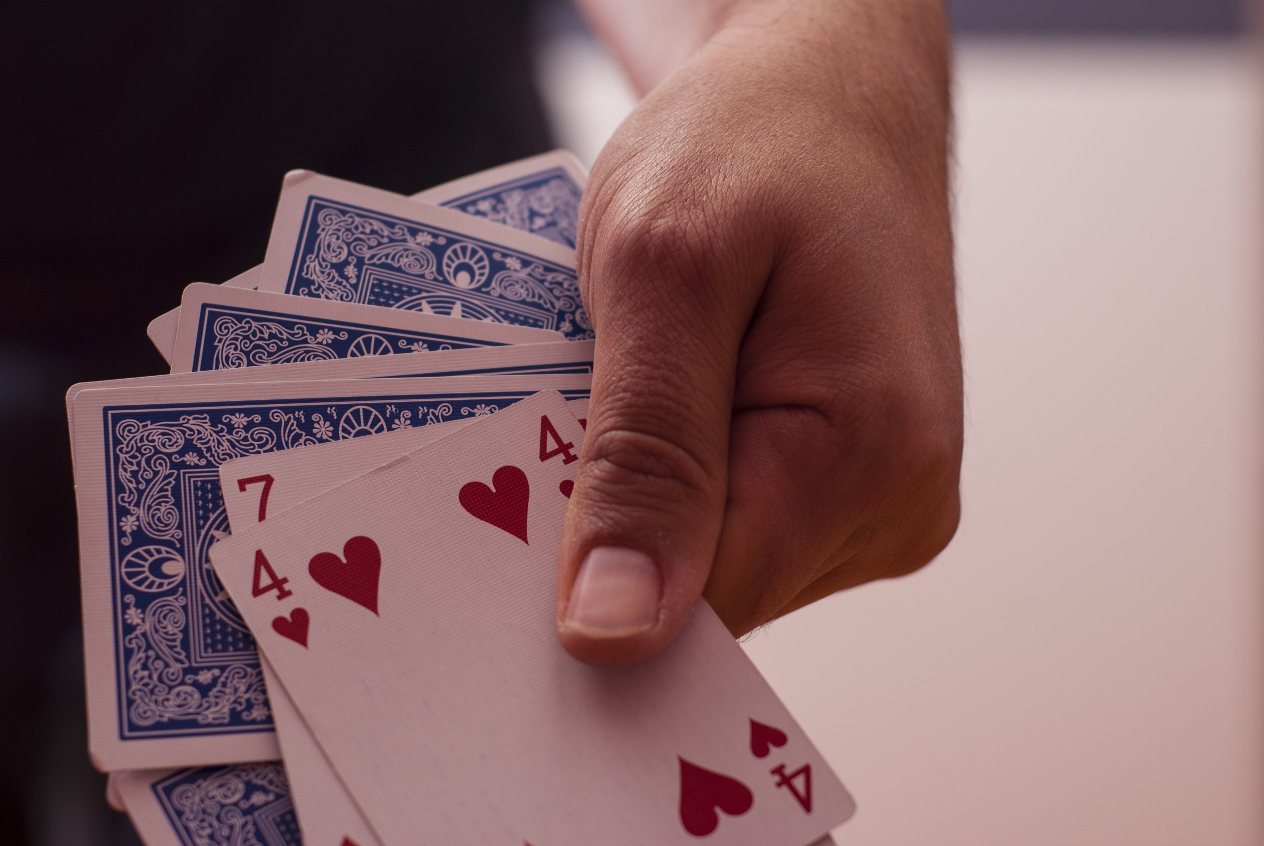 Ce este surrender la blackjack și în ce variante de joc poate apărea