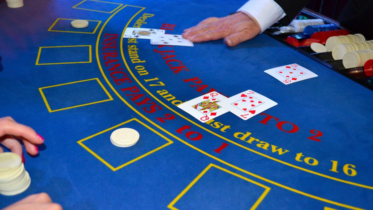 Ce este baccarat live cu mai multe mese și cum funcționează selecția mesei